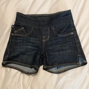 by rock and republic.High waisted.FRONT pockets are just decor. Lightly worn